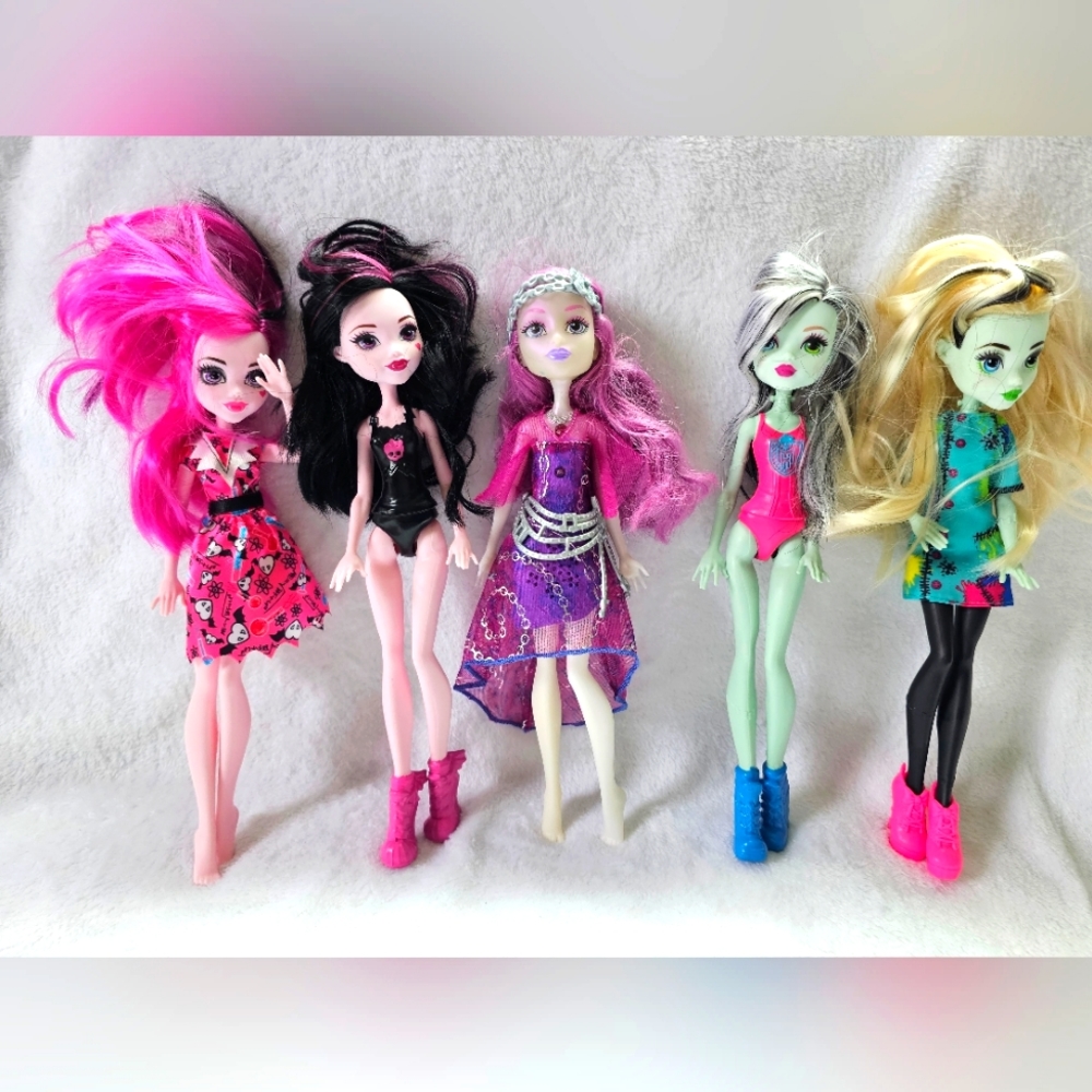 5 Monster High dolls